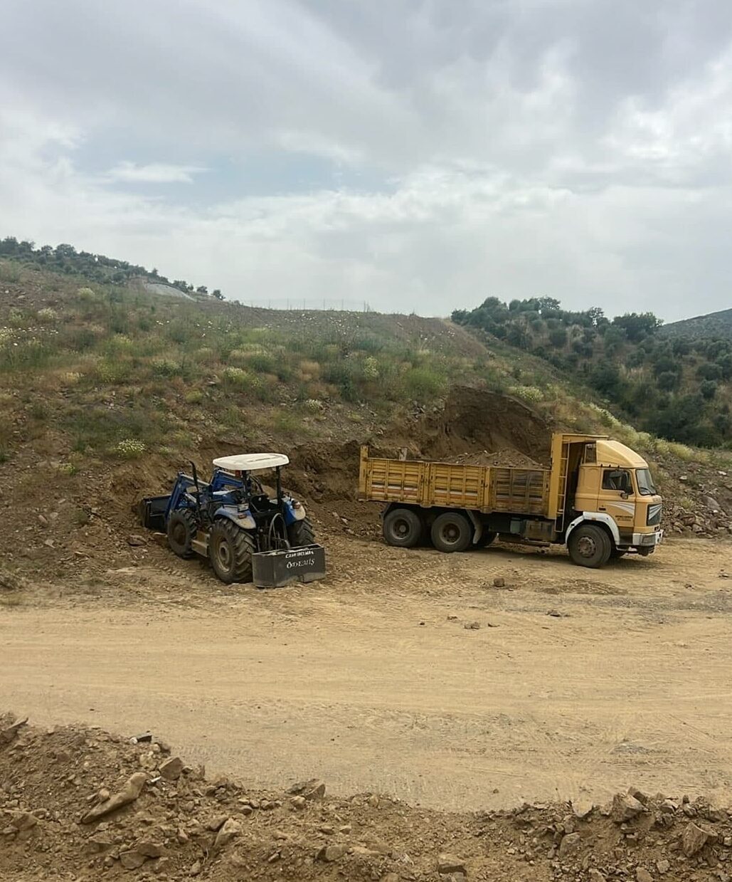 Aydın'ın Efeler ilçesinde kayan toprağın altında kalan kepçe operatörü hayatını