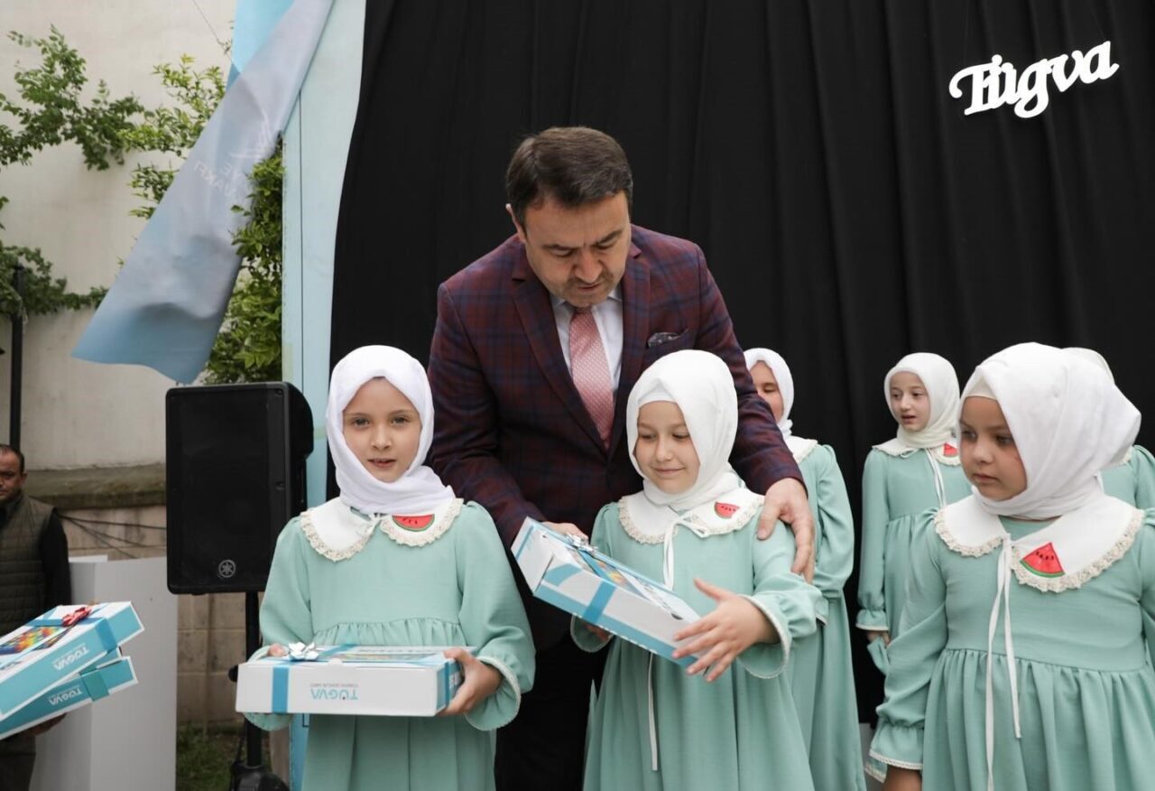 Kütahya Valisi Musa Işın ve protokol üyeleri, Türkiye Gençlik Vakfı