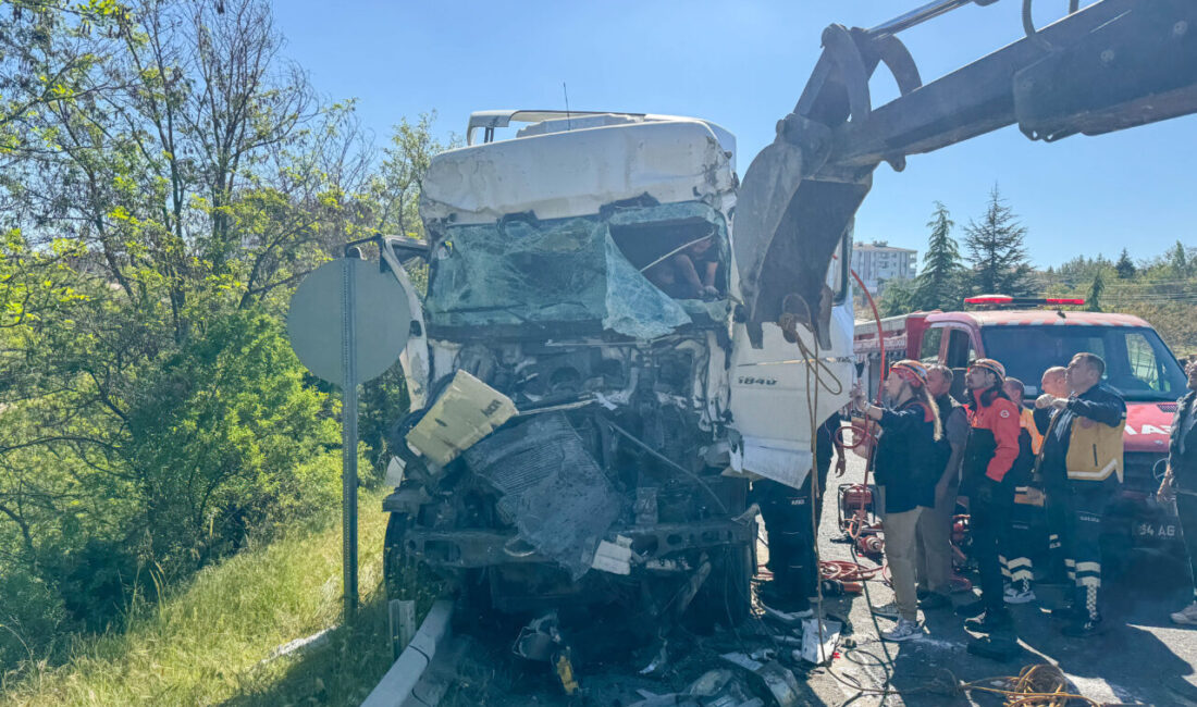 Uşak’ta 2 tır ve 1 otomobilin çarpıştığı zincirleme trafik kazasında