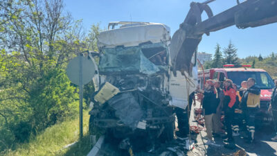 Uşak’ta 2 tır ve 1 otomobilin çarpıştığı zincirleme trafik kazasında