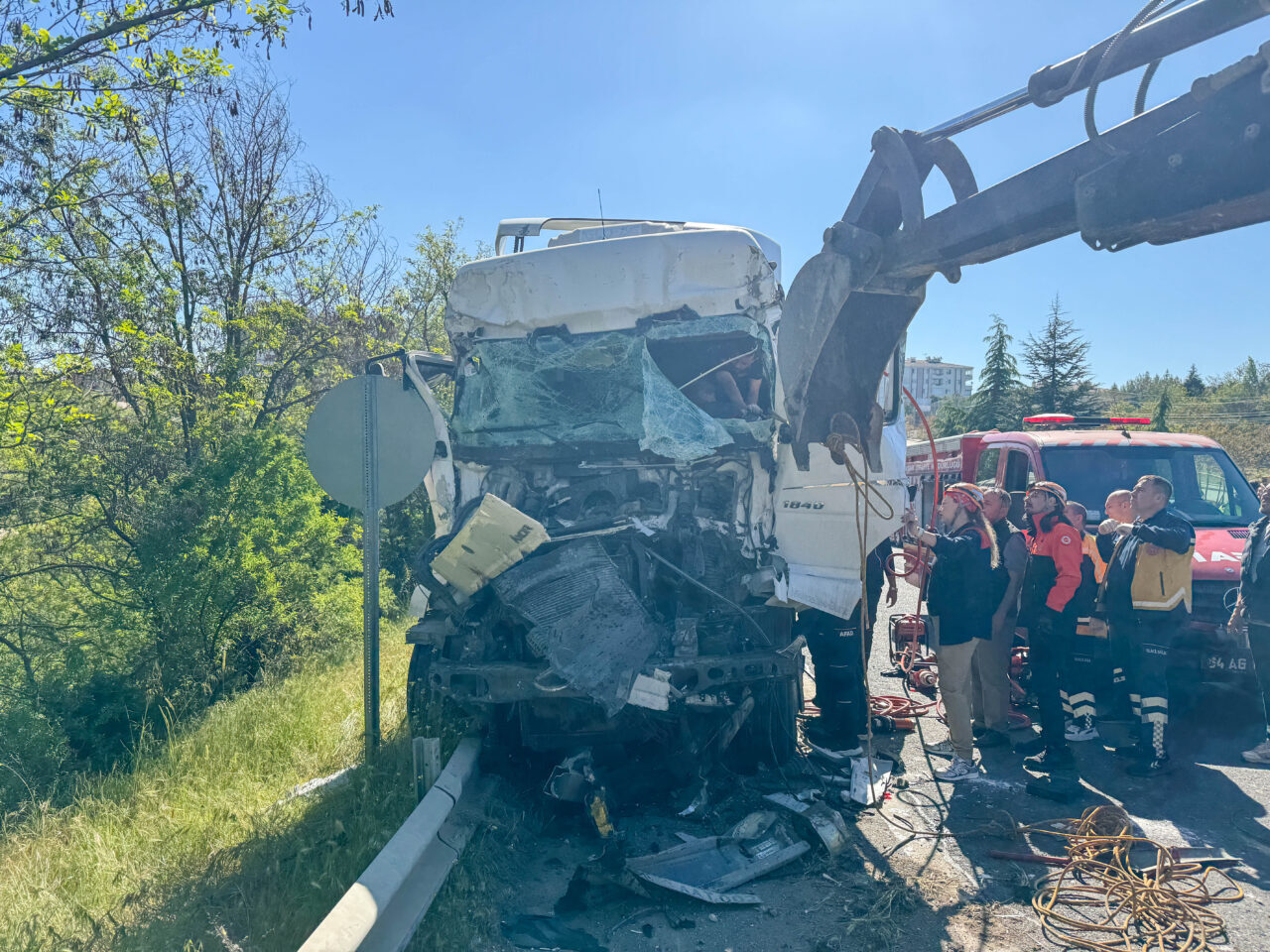 Uşak’ta 2 tır ve 1 otomobilin çarpıştığı zincirleme trafik kazasında