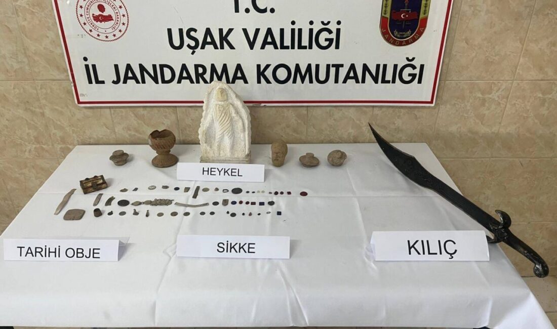 Uşak’ta bir evde tarihi eser niteliği olduğu değerlendirilen 60 obje