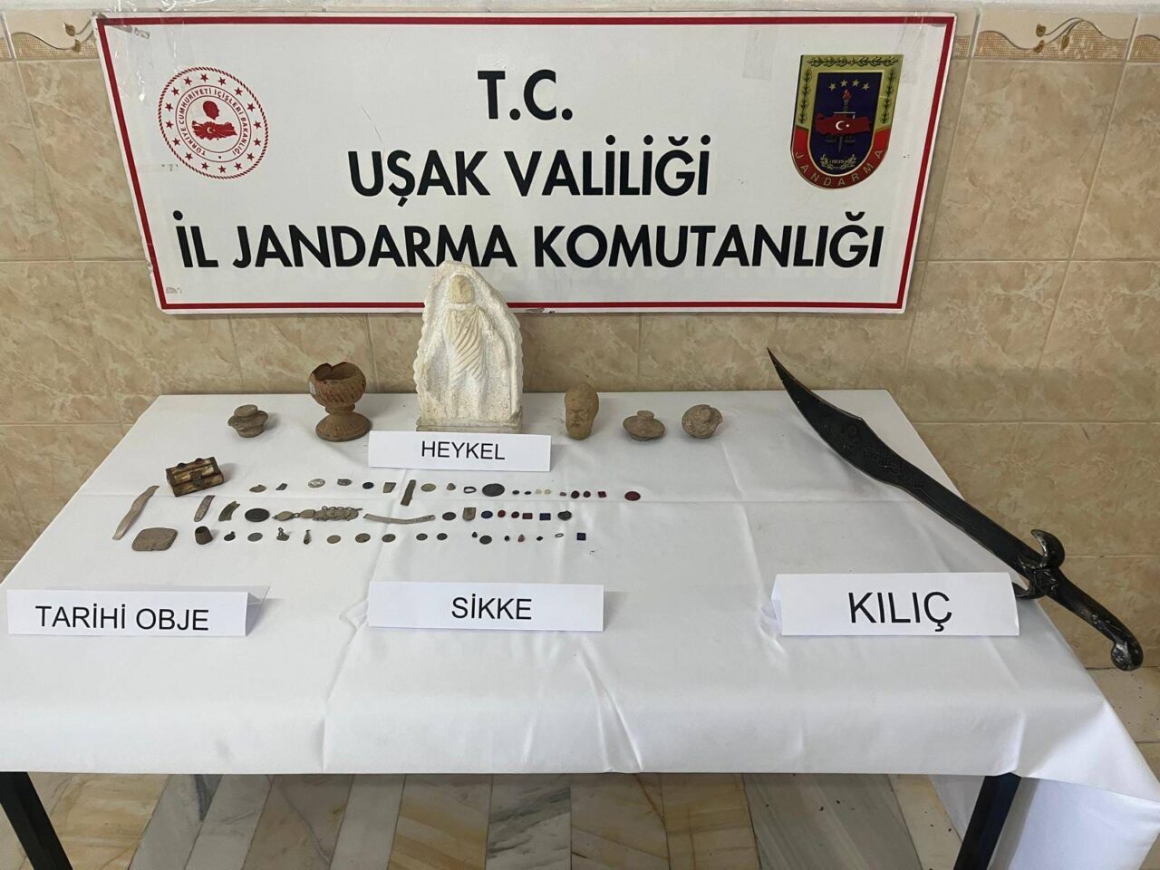 Uşak’ta bir evde tarihi eser niteliği olduğu değerlendirilen 60 obje