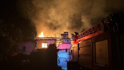 Uşak’ın Ulubey ilçesinde çıkan yangında 3 ev kullanılamaz hale geldi.