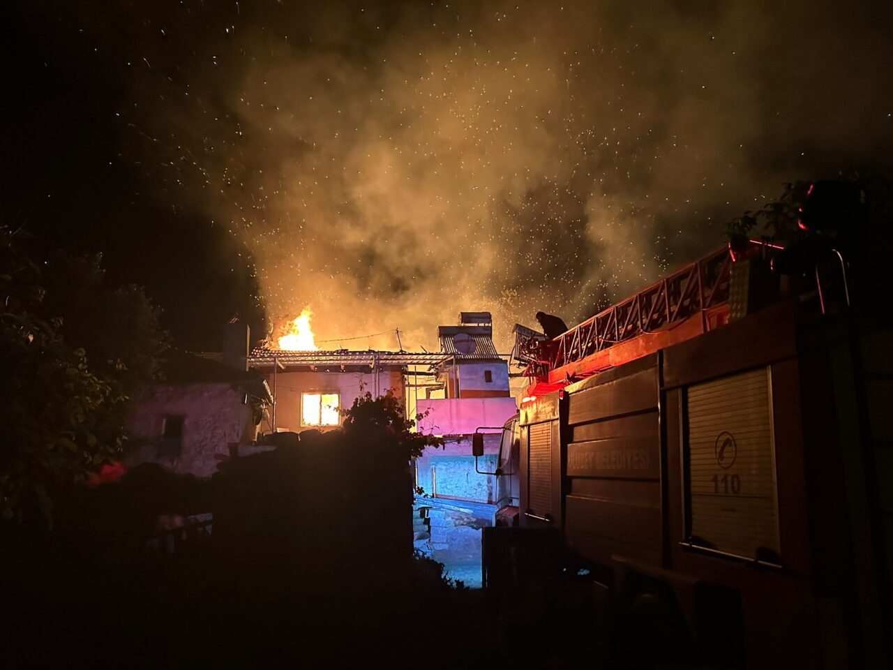 Uşak’ın Ulubey ilçesinde çıkan yangında 3 ev kullanılamaz hale geldi.