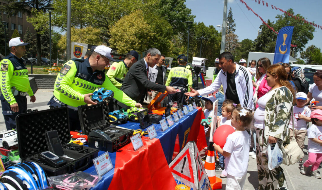 Uşak’ta, Karayolları Güvenliği ve Trafik Haftası dolayısıyla etkinlik gerçekleştirildi. İl
