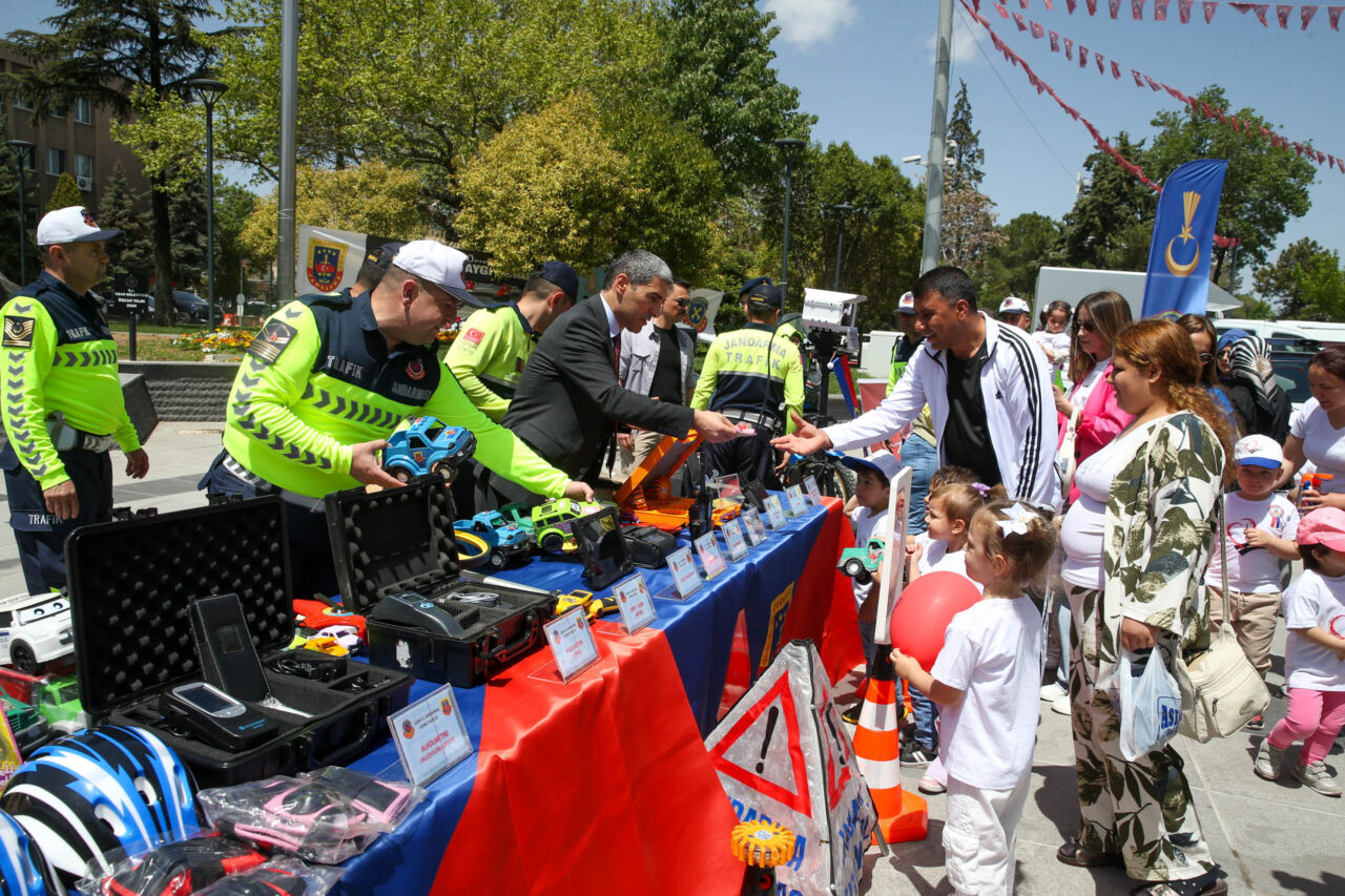 Uşak’ta, Karayolları Güvenliği ve Trafik Haftası dolayısıyla etkinlik gerçekleştirildi. İl