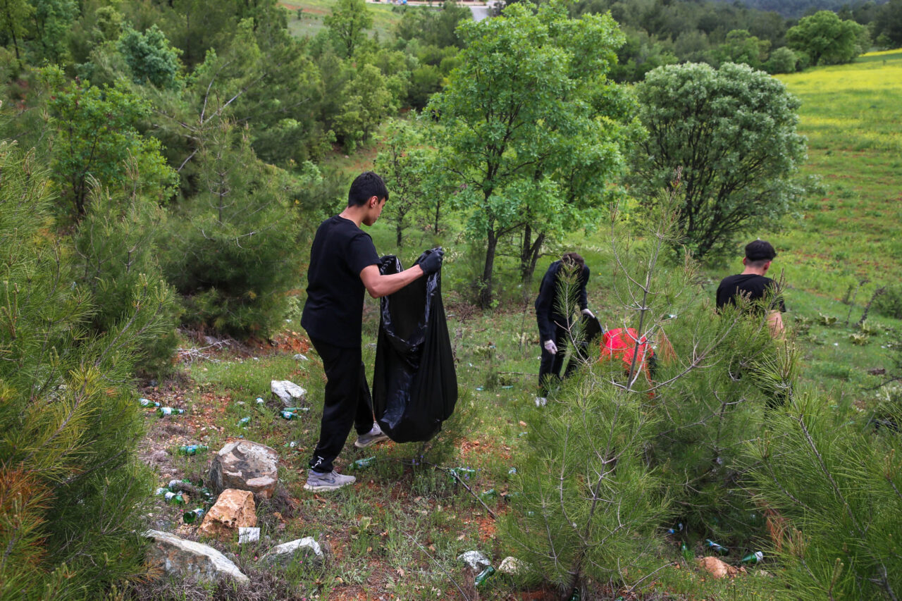 Uşak’ta, “Orman Benim” kampanyası kapsamında orman yangınlarının önlenmesi amacıyla çöp