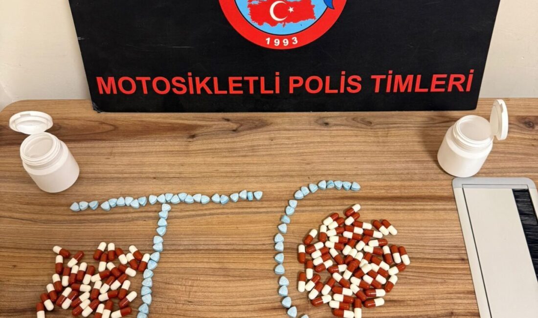 Manisa'nın Şehzadeler ilçesinde uyuşturucu hapla kaçan 2 şüpheli gözaltına alındı.
Manisa