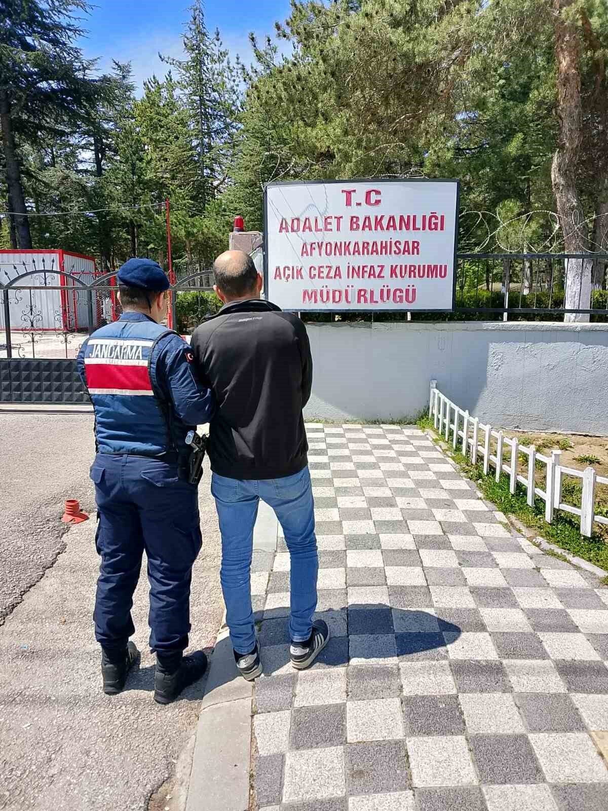 Afyonkarahisar’da 3 yıl hapis cezası ile aranan bir şahıs jandarmanın