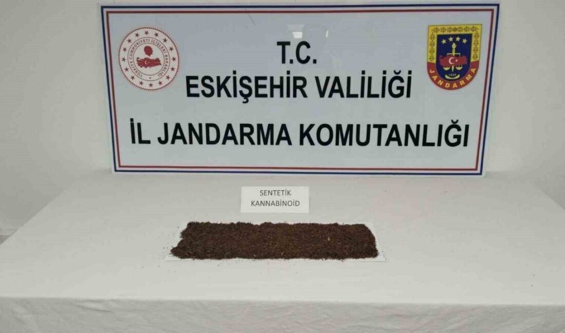 Uyuşturucu ticareti yapmayı amaçlayan şüpheli jandarmadan kaçamadı Eskişehir’de jandarma ekiplerince, uyuşturucu ticareti yapacağı belirlenen ve aracında 280