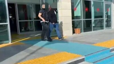Kütahya’da polis ekiplerince uygulama noktasında uyuşturucuyla yakalanan şüpheli, çıkarıldığı mahkemece