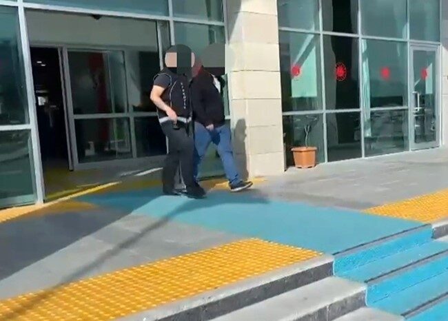 Kütahya’da polis ekiplerince uygulama noktasında uyuşturucuyla yakalanan şüpheli, çıkarıldığı mahkemece