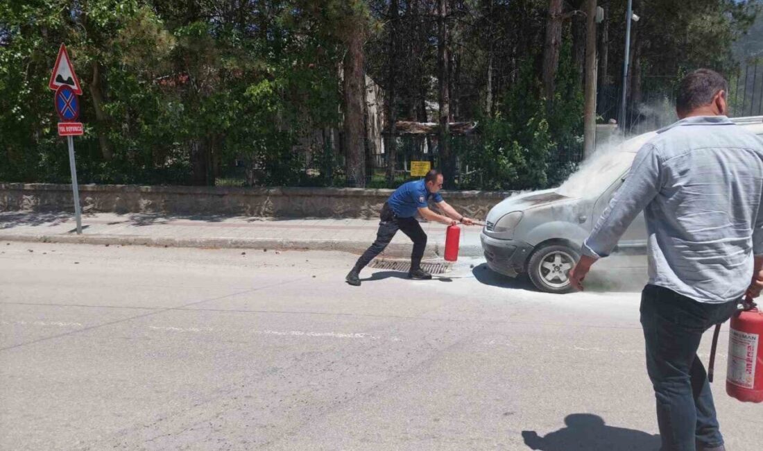 Afyonkarahisar’ın Şuhut İlçe Emniyet Müdürlüğü binasının önünde bir anda alev