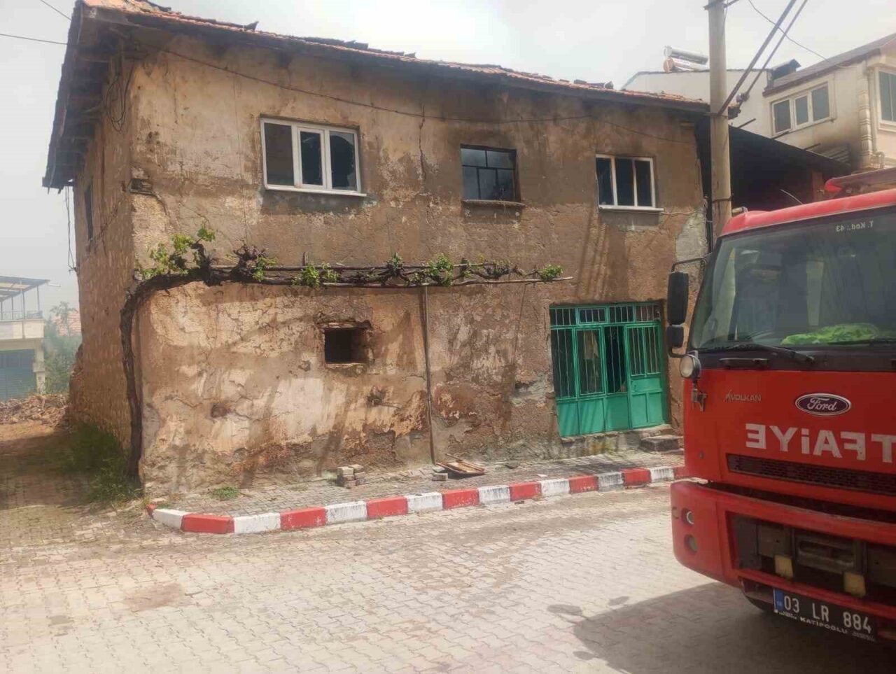 Afyonkarahisar’da 75 yaşındaki bir şahsın kerpiç evi çıkan yangın sonrası