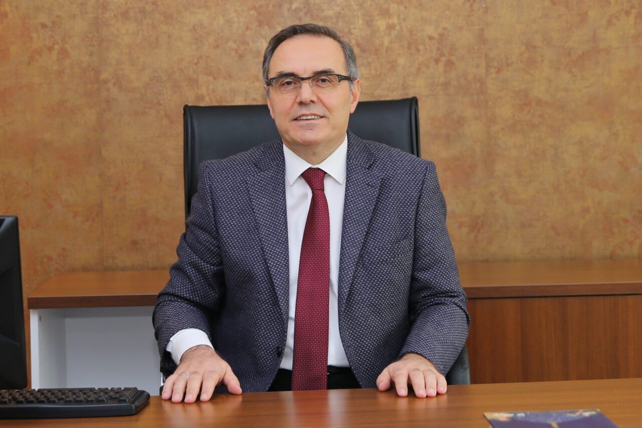 Biruni Üniversitesi Eğitim Fakültesi Dekanı Prof. Dr. Adnan Ömerustaoğlu, yapay