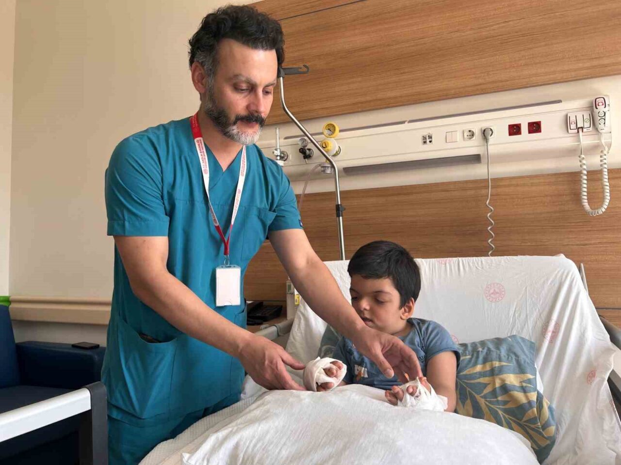 İzmir’de yaşayan Apert sendromlu ve parmakları yumruk şeklinde birleşik doğan