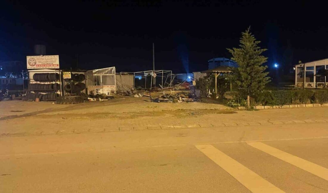 Afyonkarahisar’da yıkım kararı alınan iş yerine eşya boşaltmak için giden