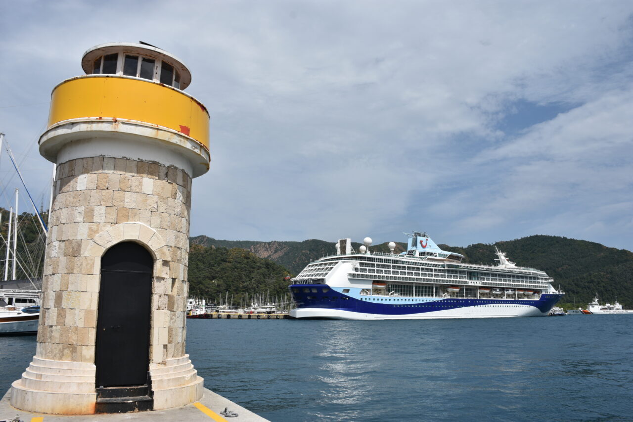 Bahamalar bayraklı kruvaziyer ” Marella Discovery 2″, 1798 yolcusuyla Muğla’nın