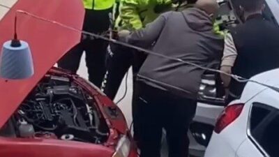 Bilecik’te seyir halinde aküsünde bir sorun oluşan sürücünün imdadına trafik