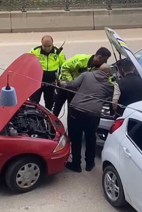 Bilecik’te seyir halinde aküsünde bir sorun oluşan sürücünün imdadına trafik