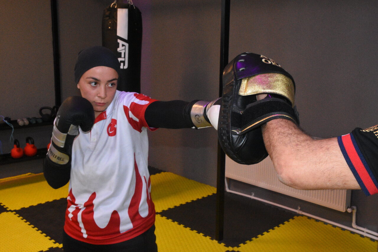 - Afyonkarahisar'da 98 kiloya ulaşınca babasının yönlendirmesiyle başladığı muaythai sayesinde