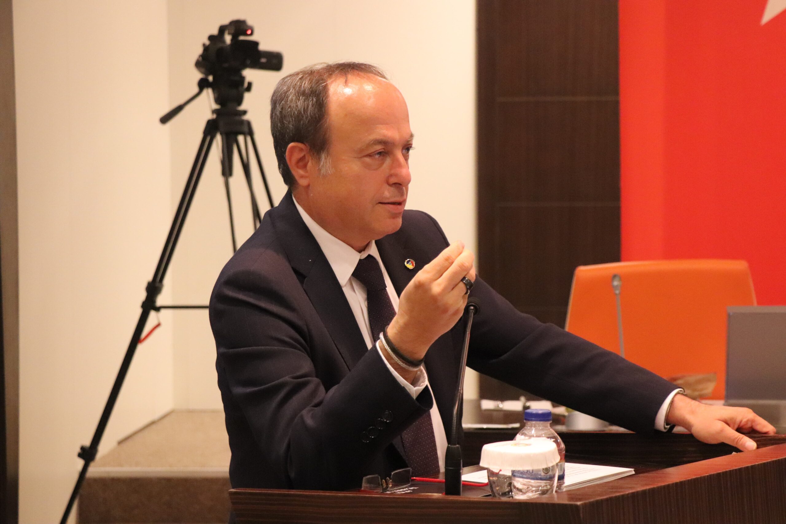 Ülkeler arasındaki savaşlar, gündemdeki yerini koruyor. Bölgesel gelişmelerin ekonomik dengeler