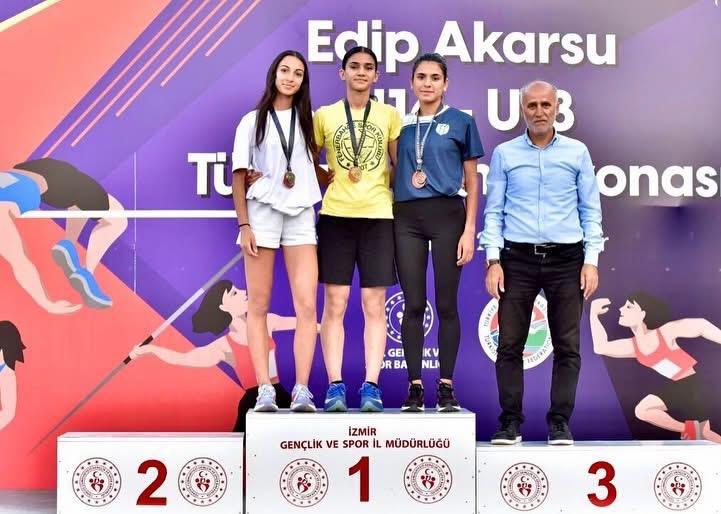 
Afyonkarahisarlı sporcu Hamide Nur Tekdemir, İzmir’de düzenlenen Edip Akarsu U16-U18