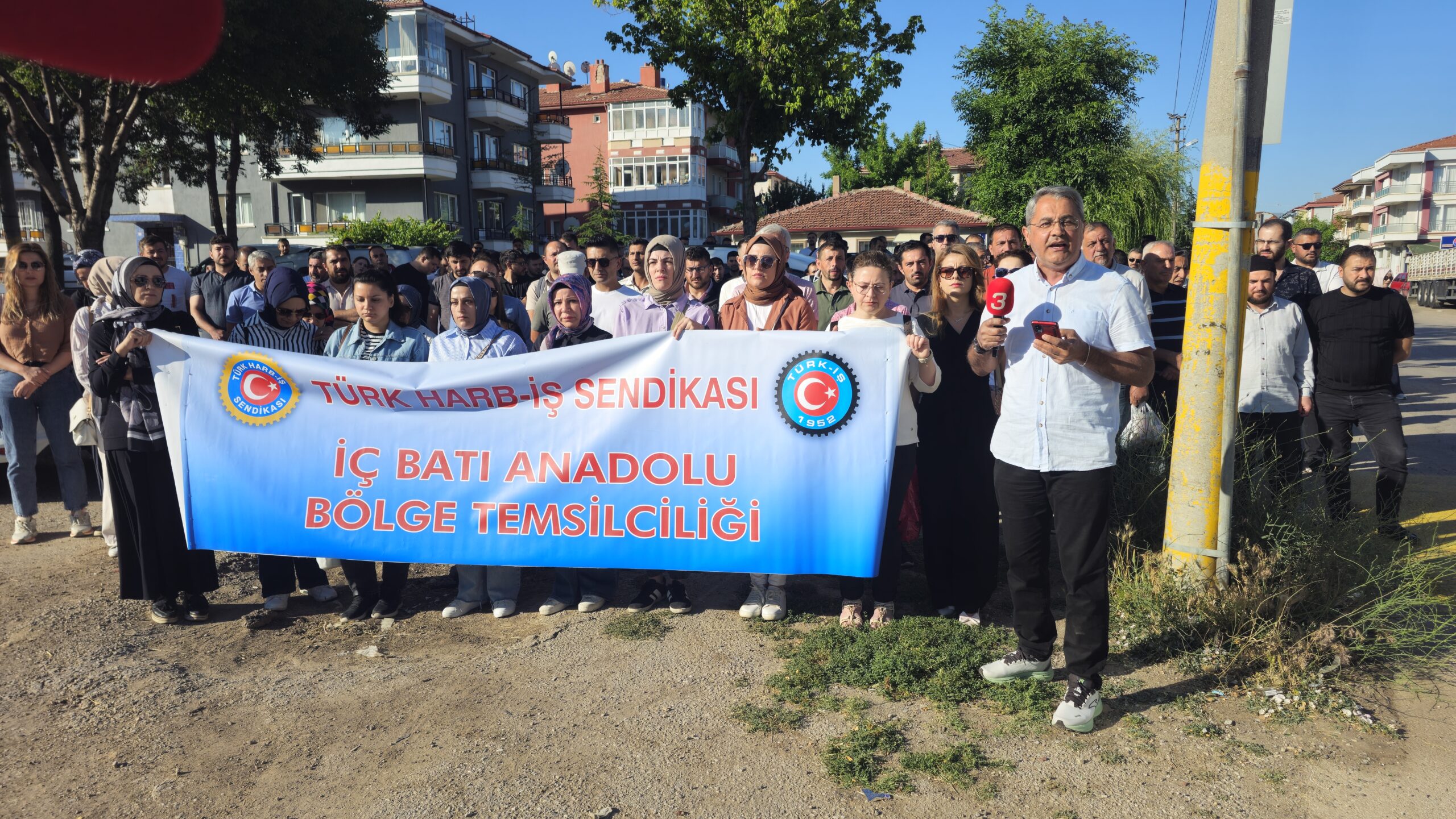   İŞÇİLER SES YÜKSELTTİ Hükümetin kamu işçilerine verdiği teklif işçileri