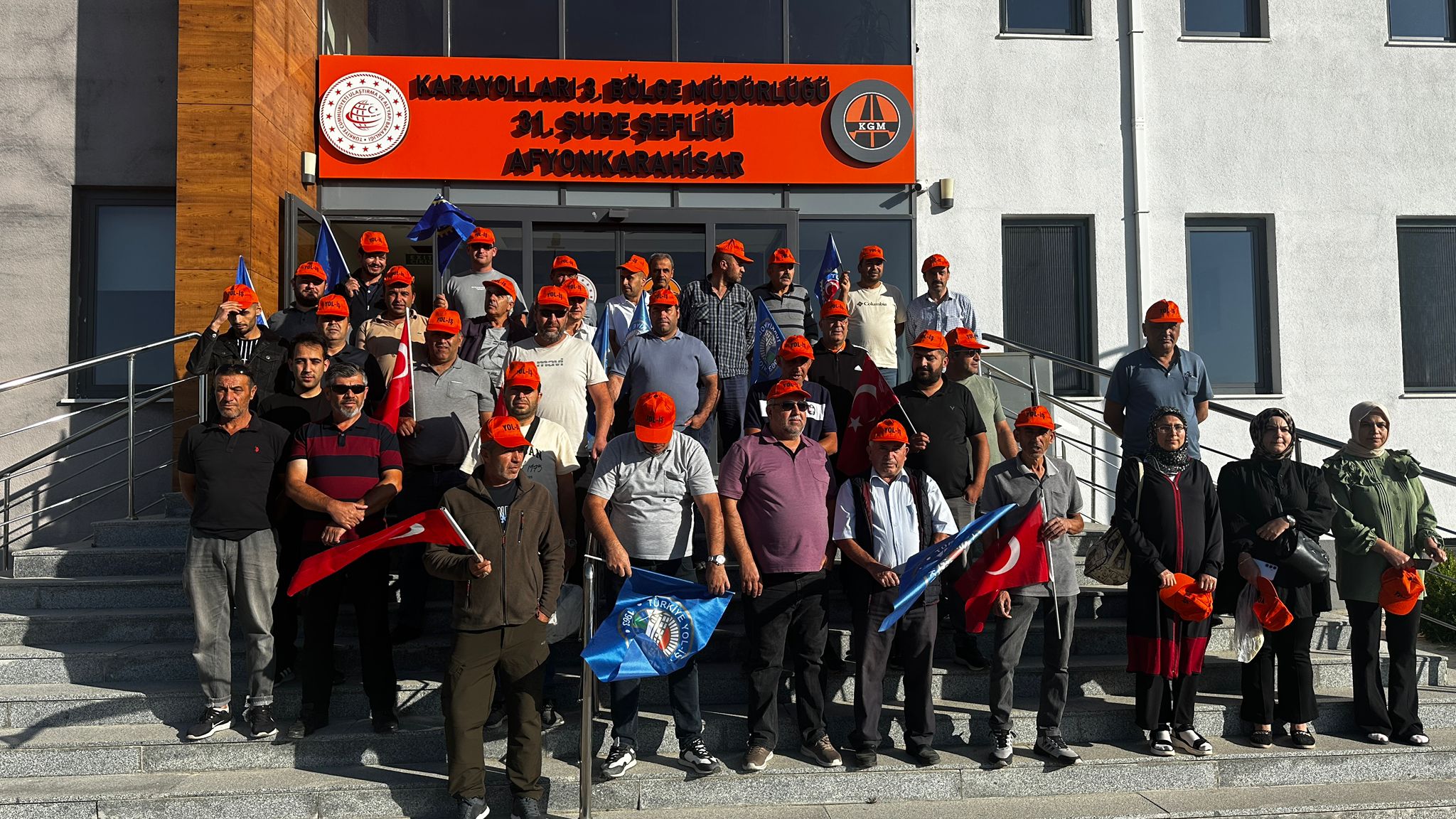 İŞÇİLER SES YÜKSELTTİ Hükümetin kamu işçilerine verdiği teklif işçileri kızdırdı.