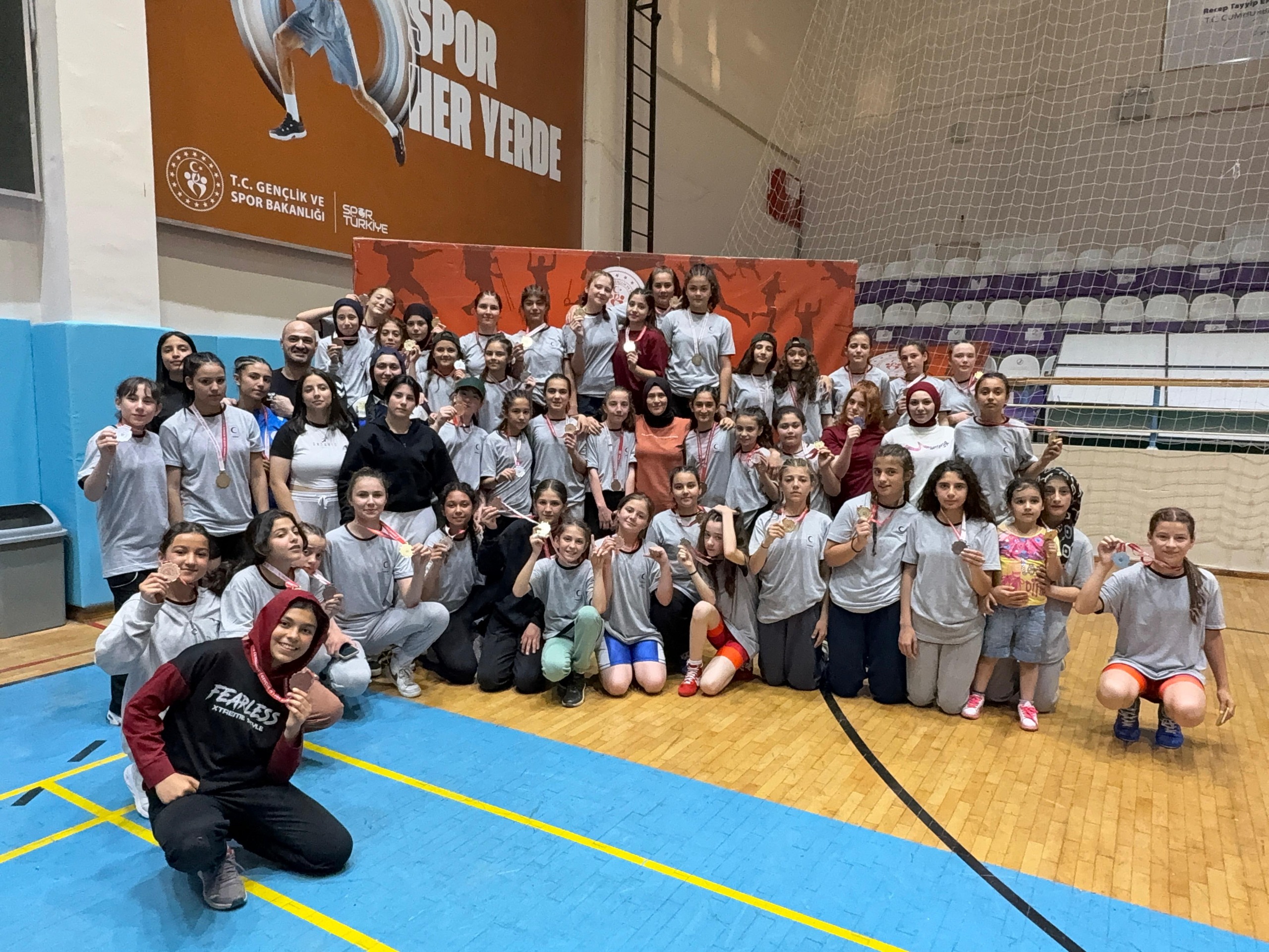 Afyonkarahisar'da düzenlenen U10, U11, U12, U13 ve U14 Kadın-Erkek Serbest