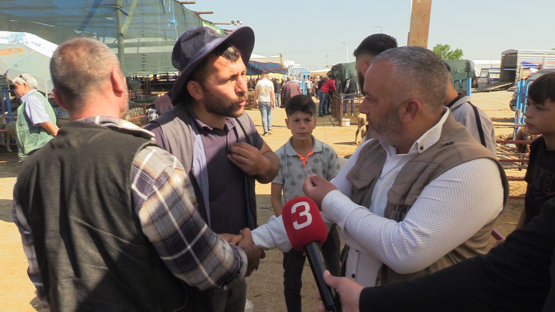Afyonkarahisar’da kurulan Çayırbağ kurban pazarında hareketli günler yaşanıyor. 2 gün