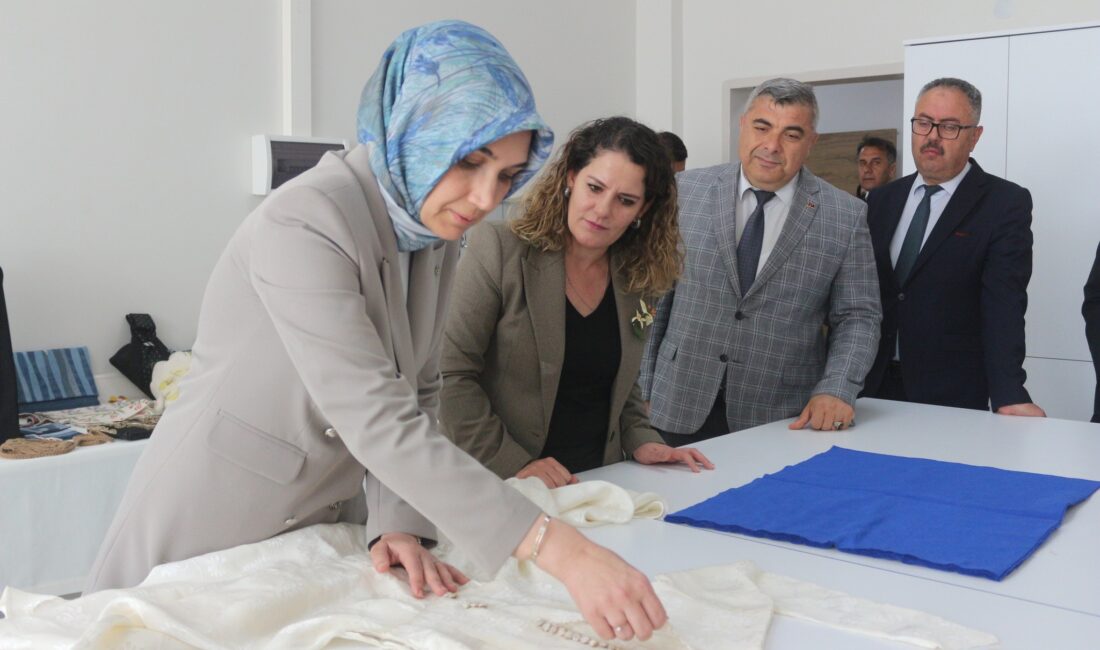Afyonkarahisar Olgunlaşma Enstitüsü, Hayat Boyu Öğrenme Haftası kapsamında düzenlediği sergiyle,