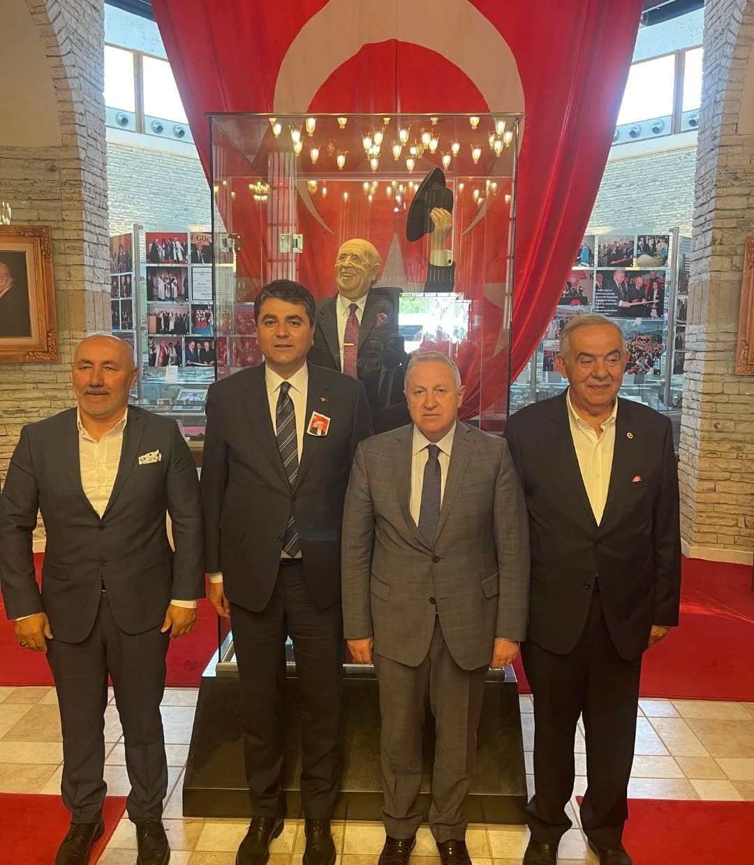 
Türkiye Cumhuriyeti’nin 9. Cumhurbaşkanı, siyaset tarihimizin önemli isimlerinden biri olan