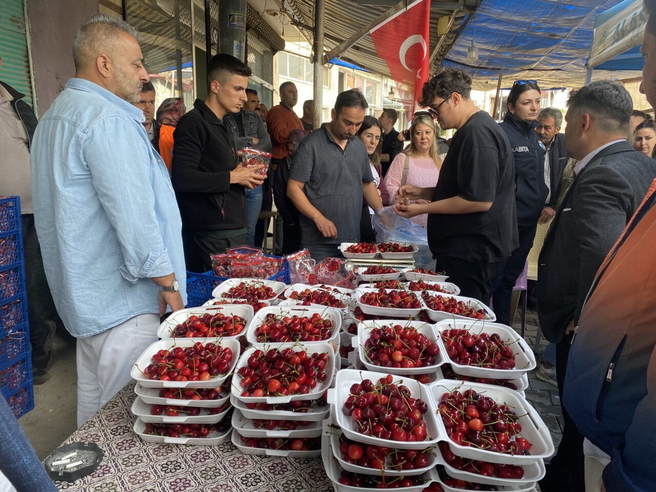 Manisa'nın Alaşehir ilçesinde düzenlenen kiraz yeme yarışında, birinciliği 10 dakikada