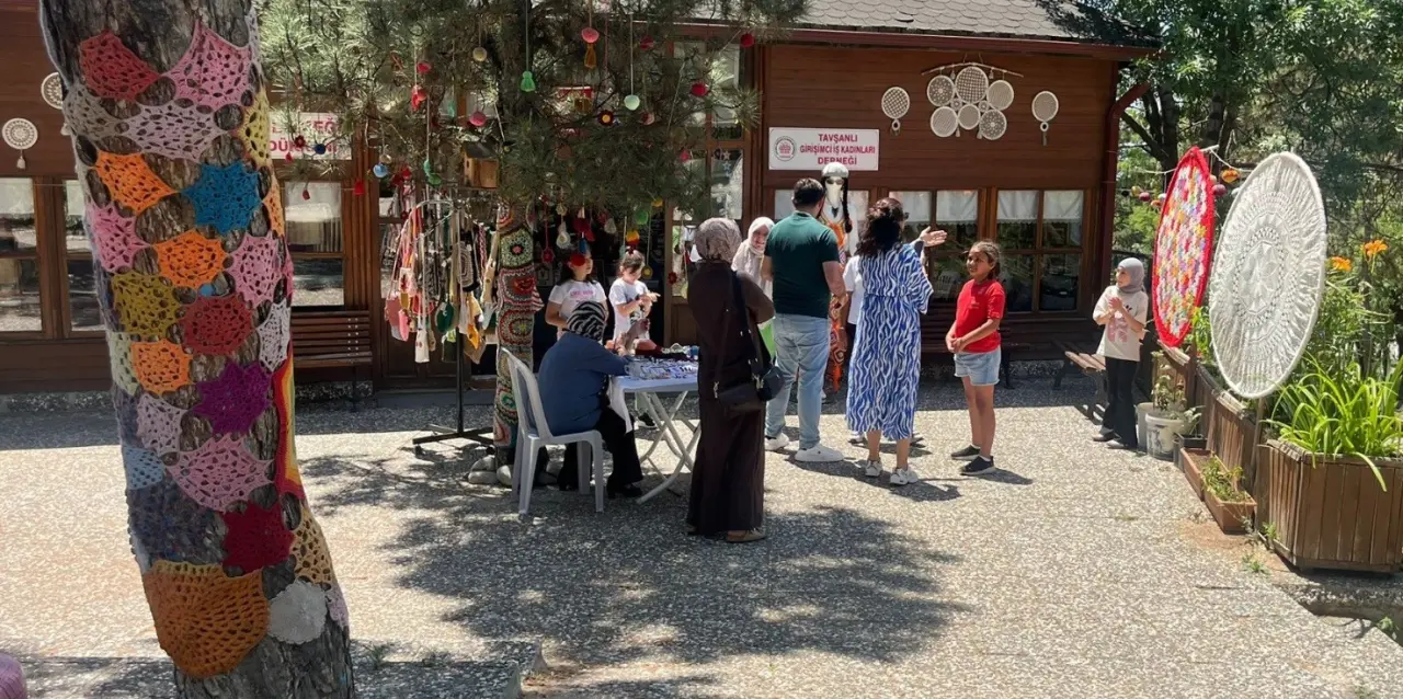 Kütahya’nın Tavşanlı ilçesinde lösemili çocuklar yararına yiyecek içecek standı açıldı.