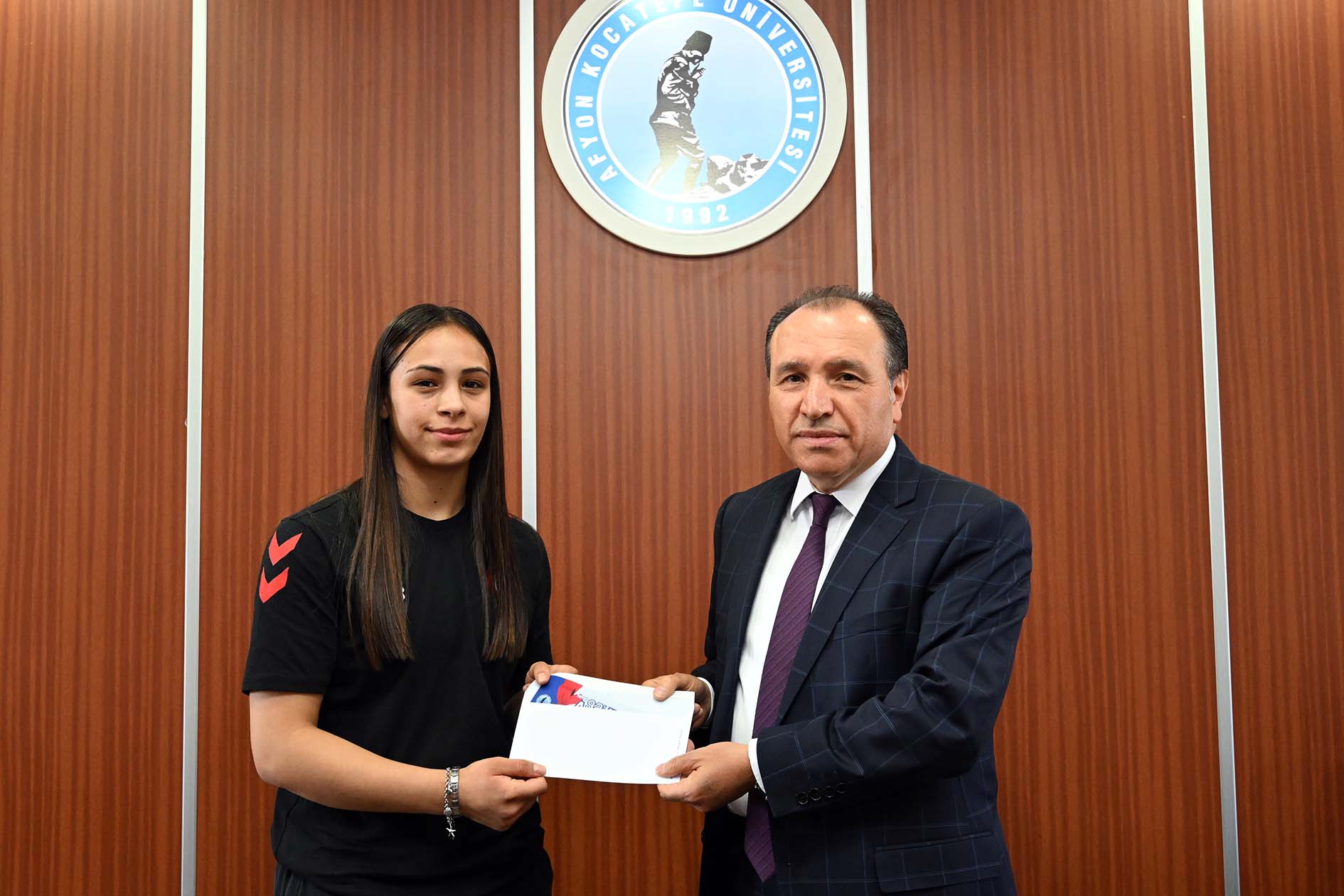 Afyon Kocatepe Üniversitesi (AKÜ) Rektörü Prof. Dr. Mehmet Karakaş, güreş,