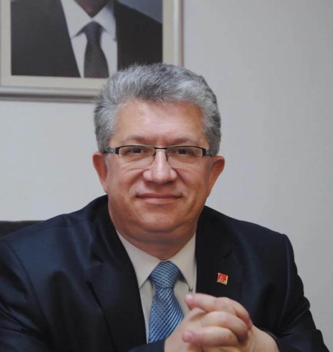 
Cumhuriyet Halk Partili Belediye Meclis Üyesi Kemal Demirkırkan, yazılı bir