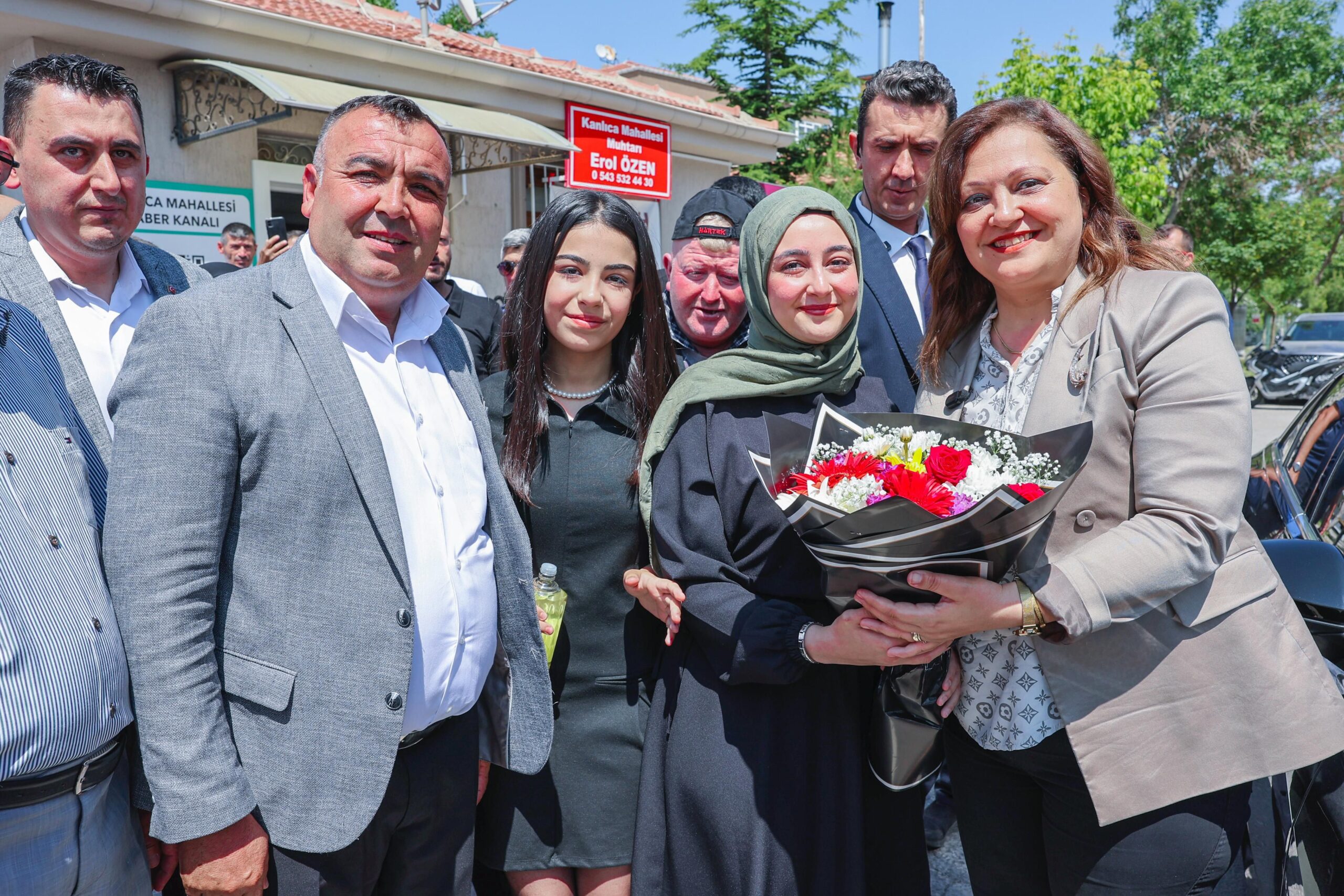 Kanlıca Mahallesi’ni ziyaret eden Afyonkarahisar Belediye Başkanı Burcu Köksal, mahalleye