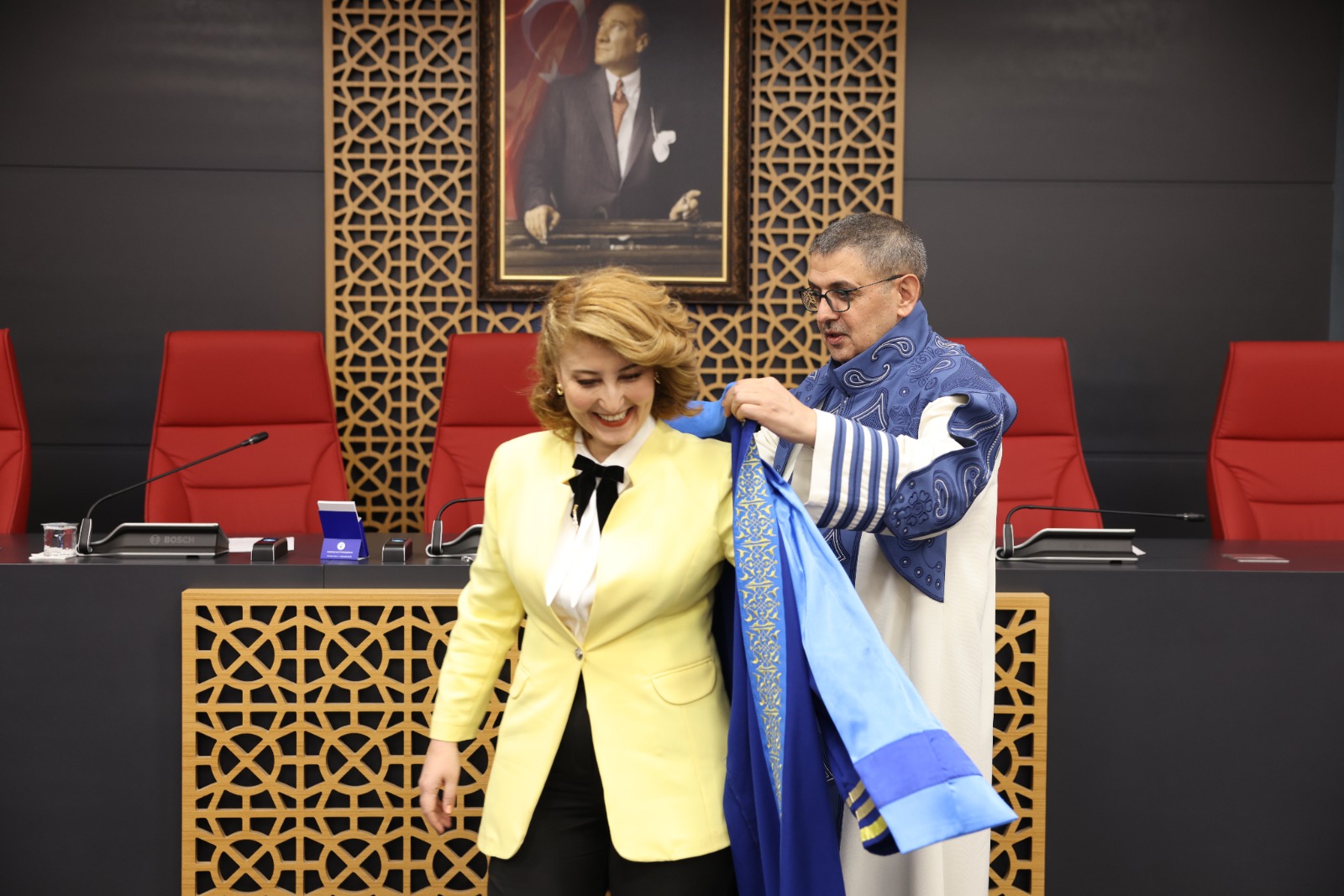
Yazdığı şiirlerle okuyucuların gönlünde yer edinen, gazetemizde “Şiirsel” adlı köşesiyle