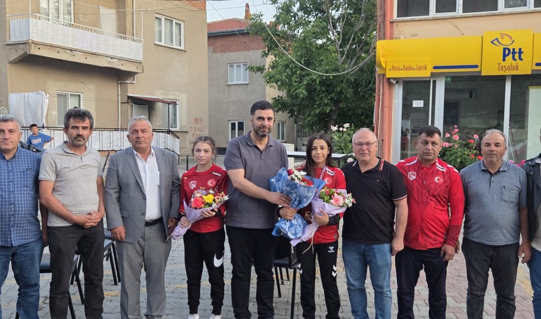 Makedonya’da düzenlenen U17 Avrupa Güreş Şampiyonası’na katılan milli sporcular Emine