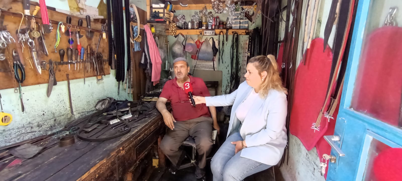 Afyonkarahisar’da yıllar önce çarşıların vazgeçilmez zanaatkarlarından olan saraçlar, gelişen teknoloji