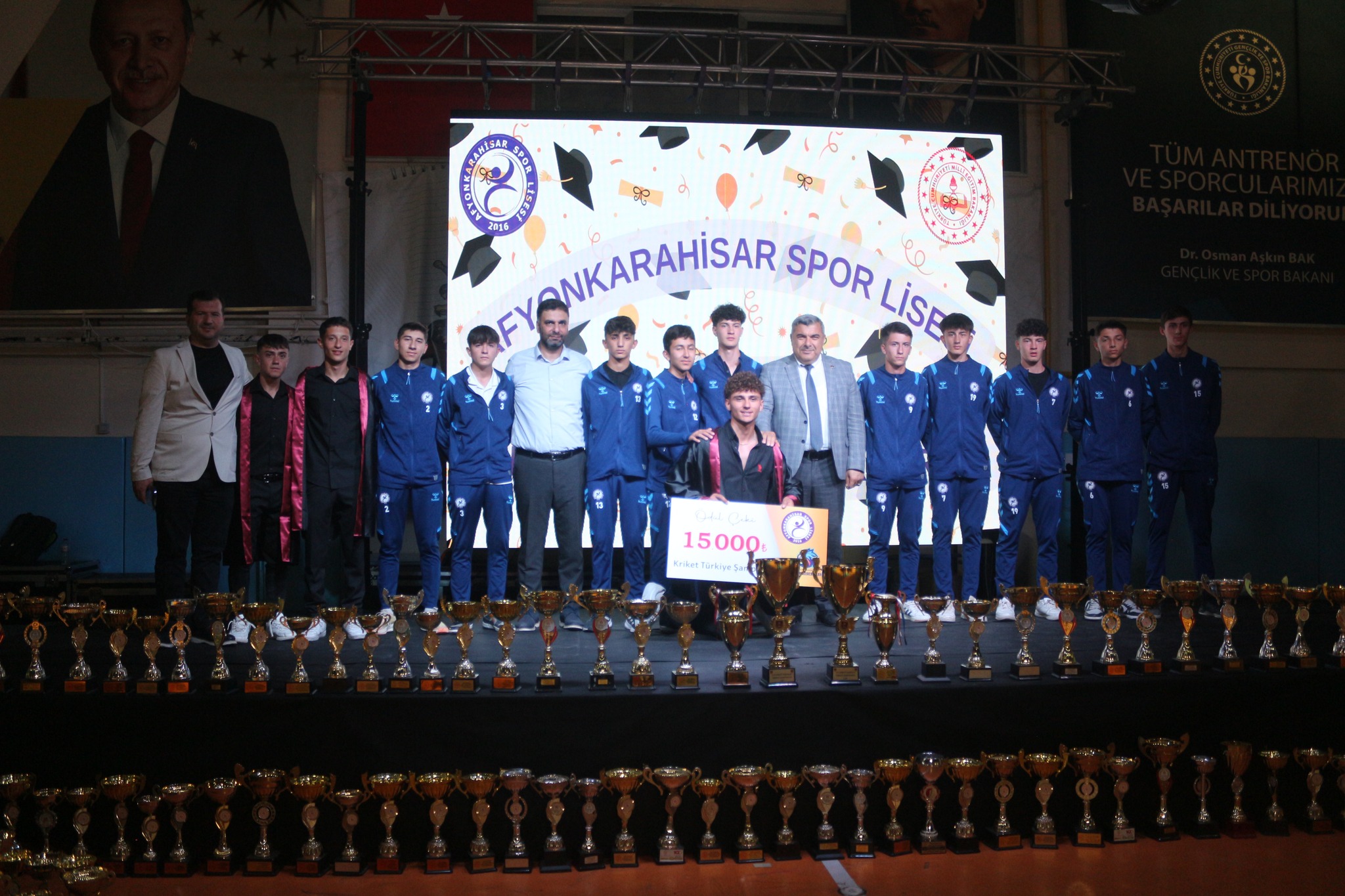 
Afyonkarahisar Spor Lisesi, mezuniyet töreniyle birlikte Türkiye Şampiyonu olan sporcularını