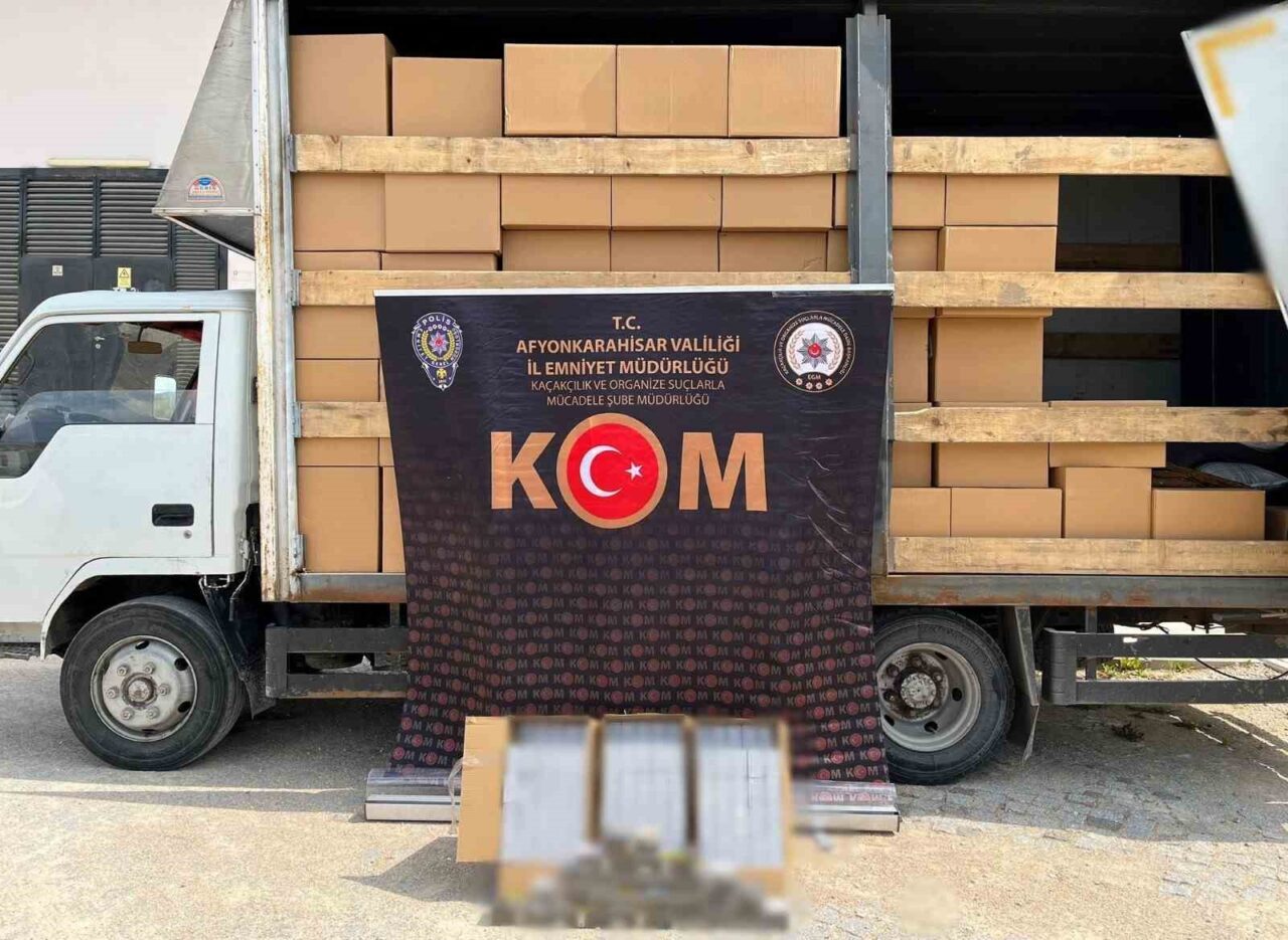 Afyonkarahisar’da polis 2 milyon 820 bin adet mükerrer bandrollü boş