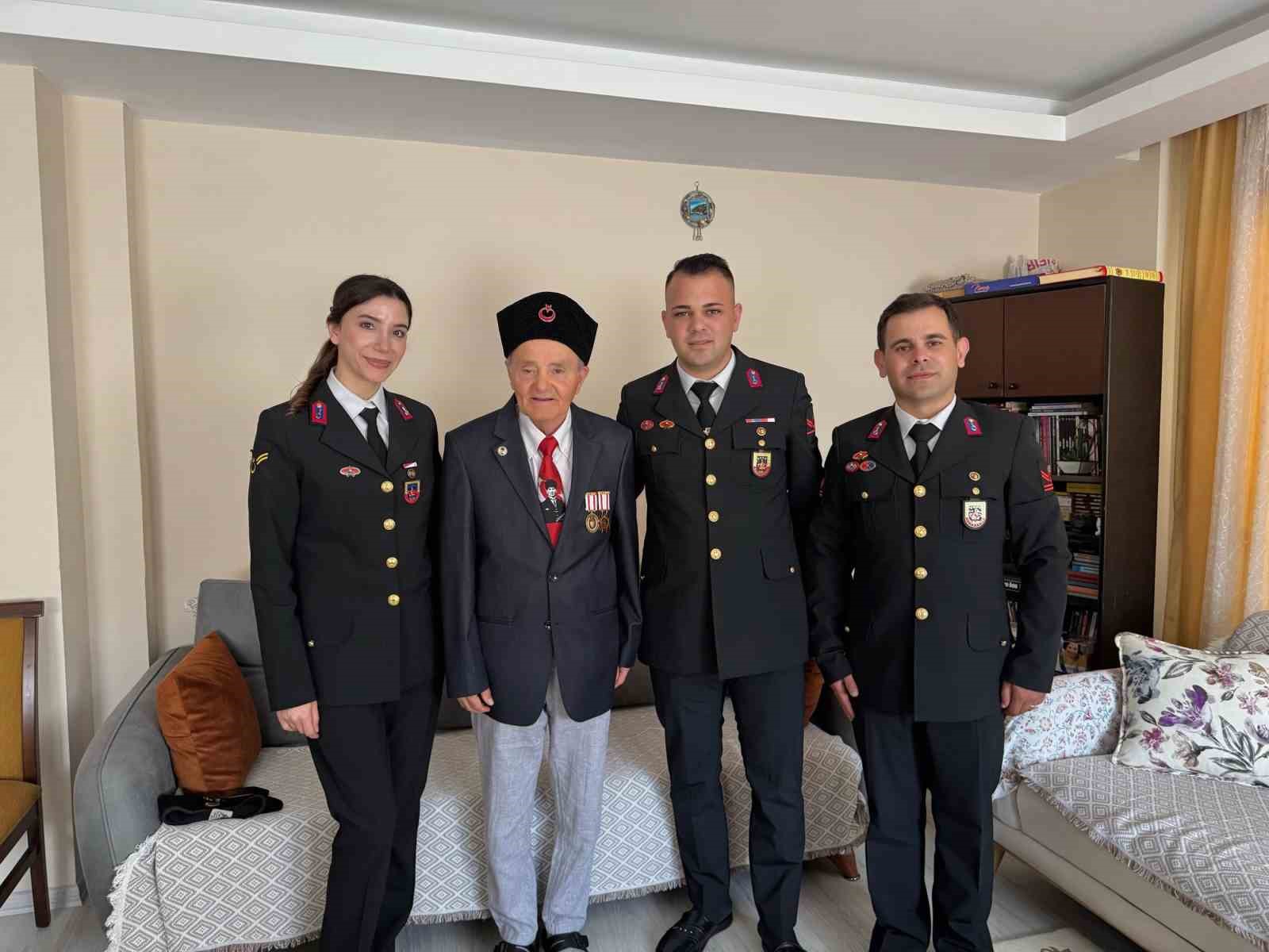 Aydın İl Jandarma Komutanlığı ekipleri Kurban Bayramı dolayısıyla şehit ailelerini