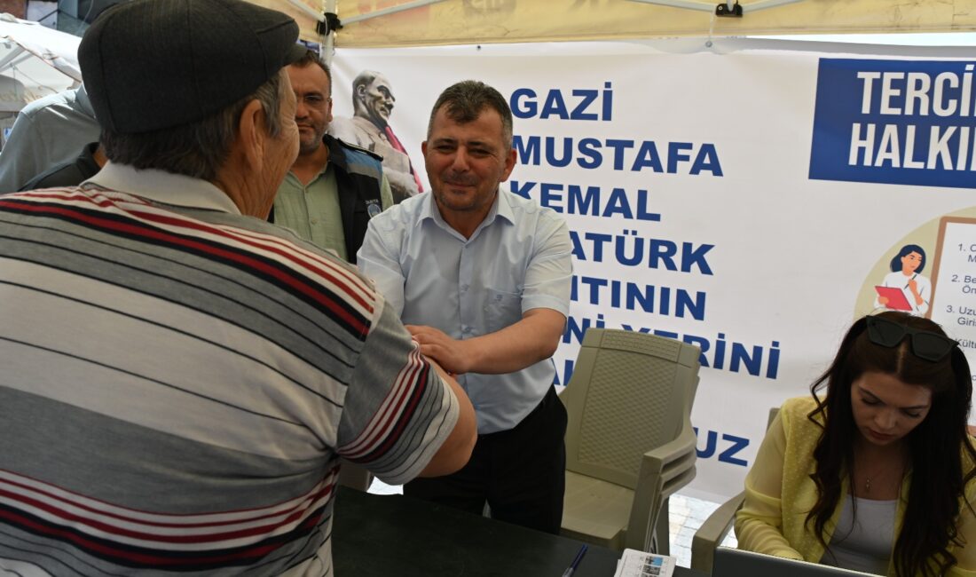Emirdağ Belediye Başkanı Serkan Koyuncu, Cumhuriyet Meydanı’nda kurulan anket standını