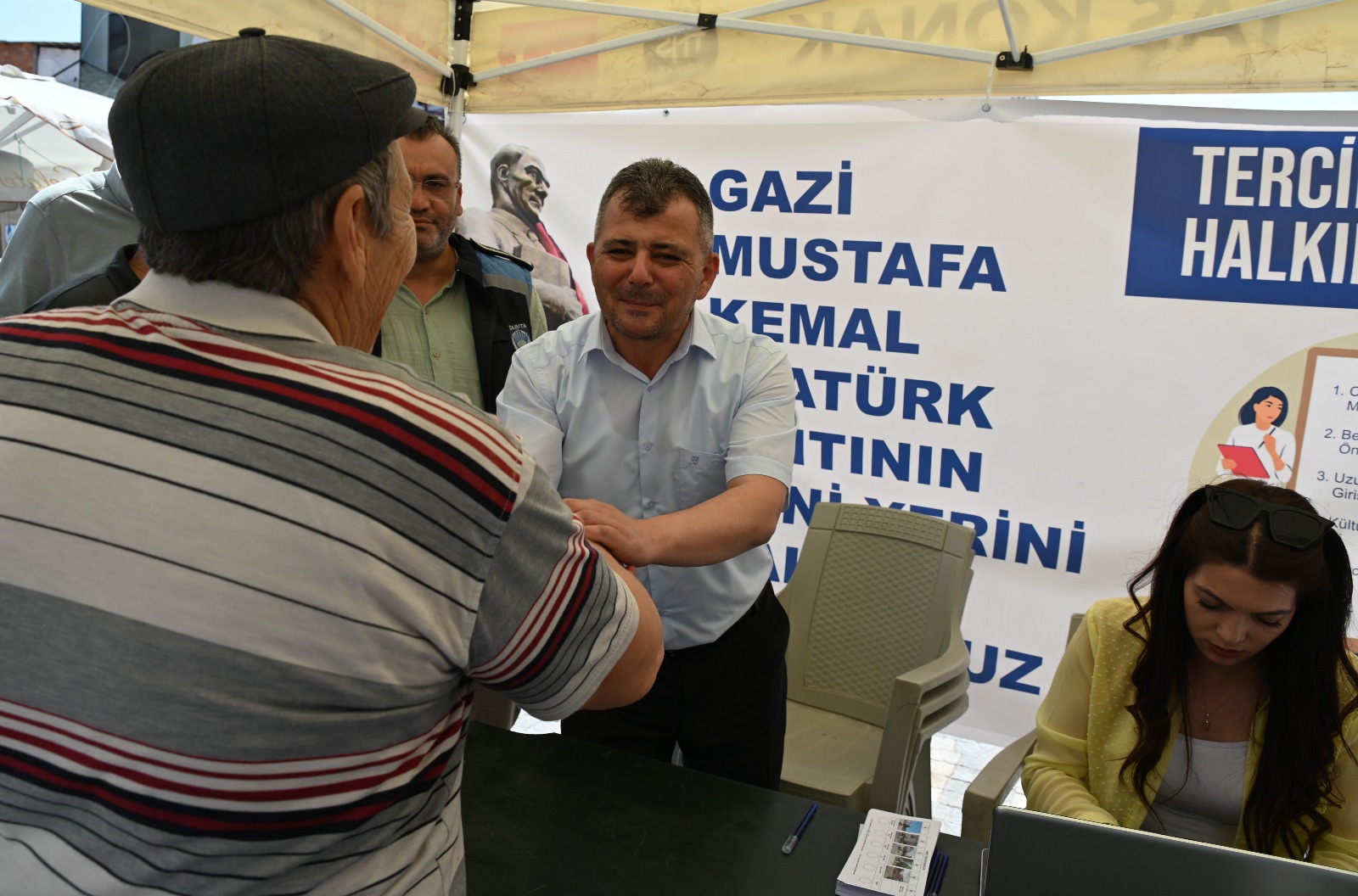 Emirdağ Belediye Başkanı Serkan Koyuncu, Cumhuriyet Meydanı’nda kurulan anket standını