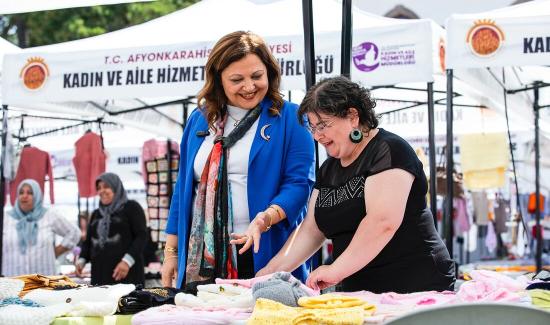   Afyonkarahisar Belediye Başkanı Burcu Köksal, kent merkezinde kurulan Emekçi