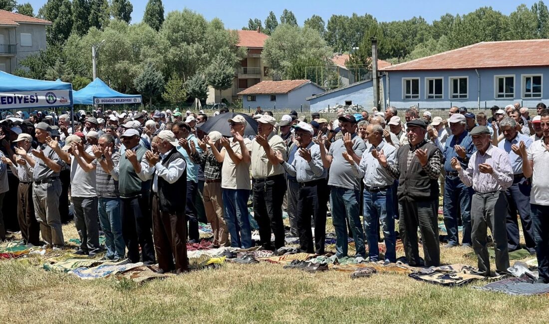 Afyonkarahisar'ın Sinanpaşa ilçesine bağlı Düzağaç beldesinde vatandaşların katılımıyla yağmur duası