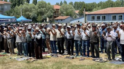 Afyonkarahisar'ın Sinanpaşa ilçesine bağlı Düzağaç beldesinde vatandaşların katılımıyla yağmur duası
